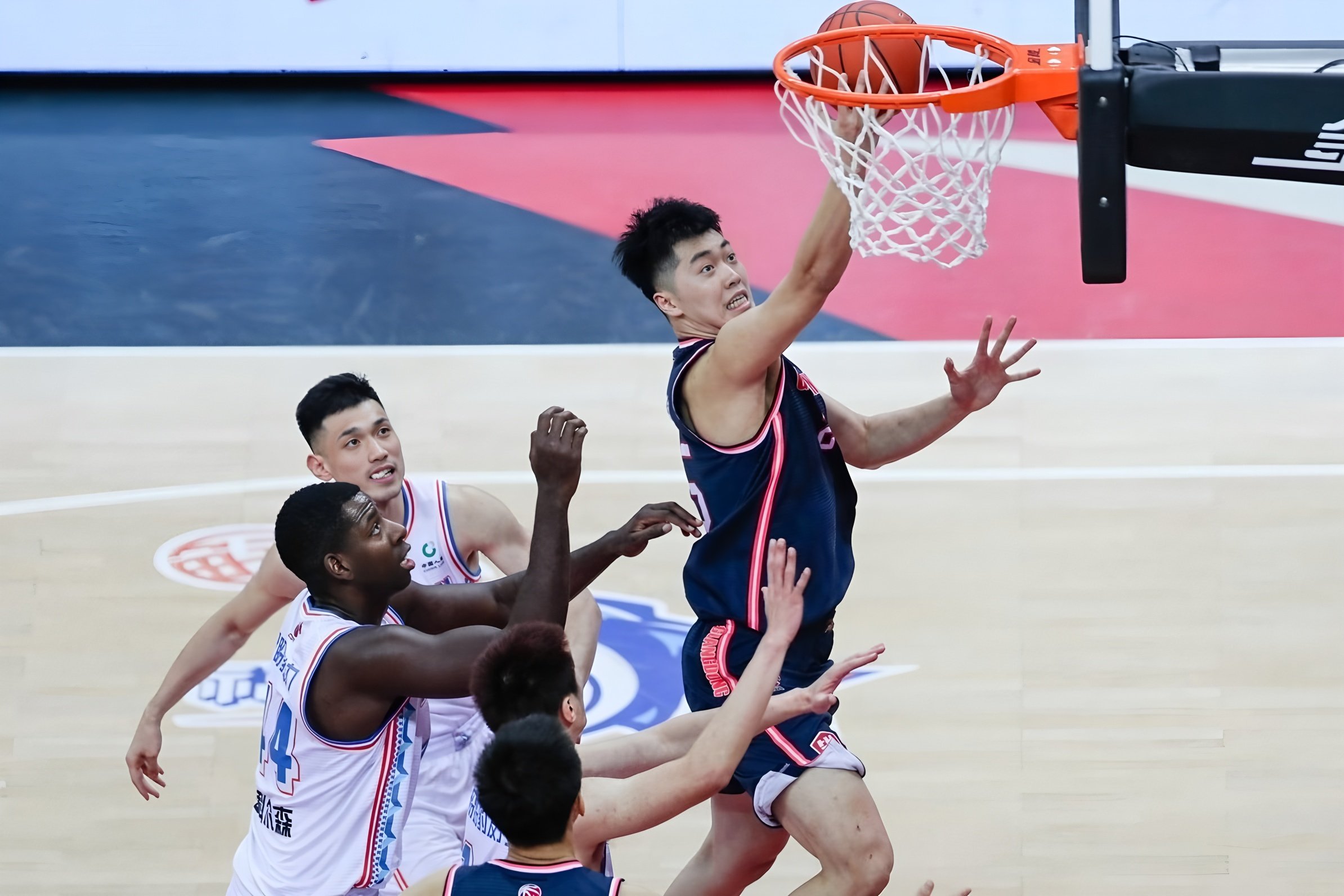 金年会登录入口-这也行？今晨广东宏远调整名单以备足总杯浓眉哥迎来十赛季高光表现，今晨马赛备战德甲的简单介绍